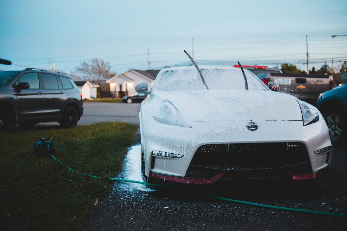 Nissan 350Z with raised wiper blades.